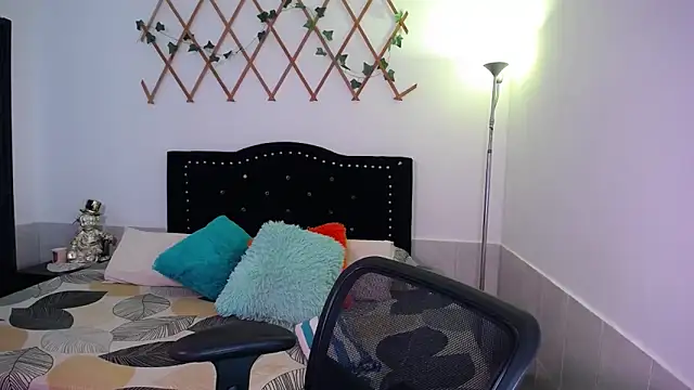 naughty girl 4u online show from October 30, 2025, 3:53 pm