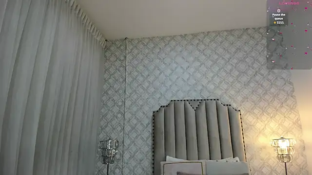 Pia Johnson  online show from October 27, 2025, 11:44 am