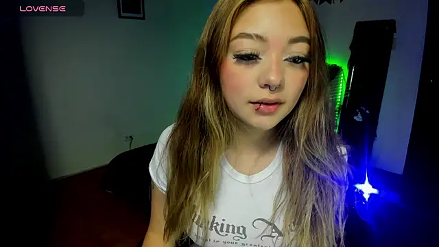 Snapshot of Megan_19_ chatting on October 24, 2025, 1:43 pm Megan 19  online show from October 24, 2025, 1:43 pm