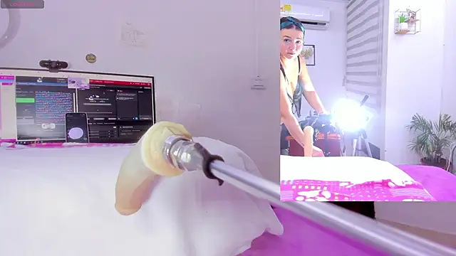 Snapshot of Soraya_Davis chatting on October 12, 2025, 9:21 am Soraya Davis online show from October 12, 2025, 9:21 am