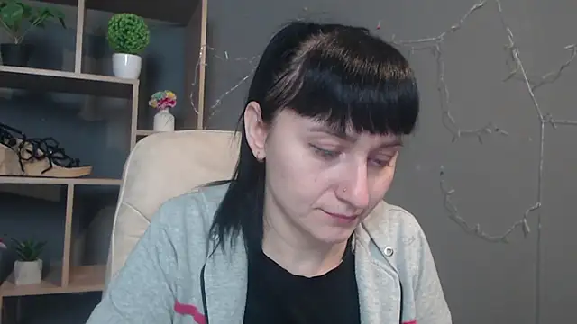 NinaFlawlees online show from December 1, 2025, 1:01 pm