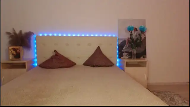 Snapshot of RoxannePure chatting on October 21, 2025, 4:12 am RoxannePure online show from October 21, 2025, 4:12 am