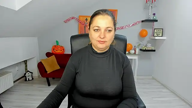 LollaGirl online show from October 30, 2025, 4:22 am