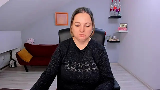 LollaGirl online show from February 13, 2026, 4:23 am