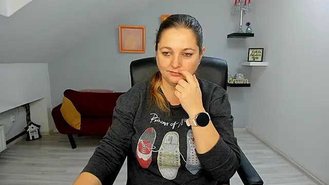 LollaGirl online show from December 3, 2025, 4:13 am