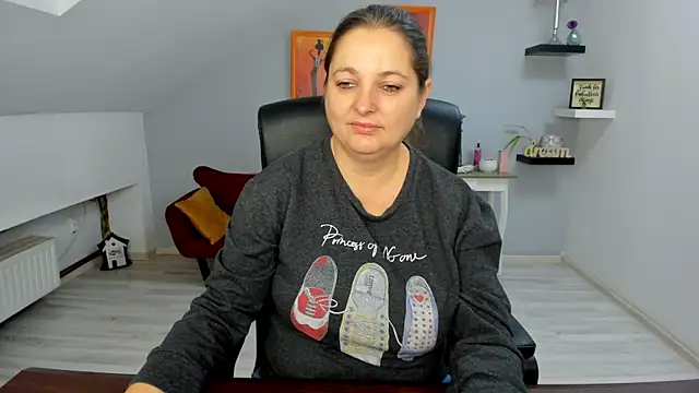 LollaGirl online show from November 13, 2025, 4:27 am