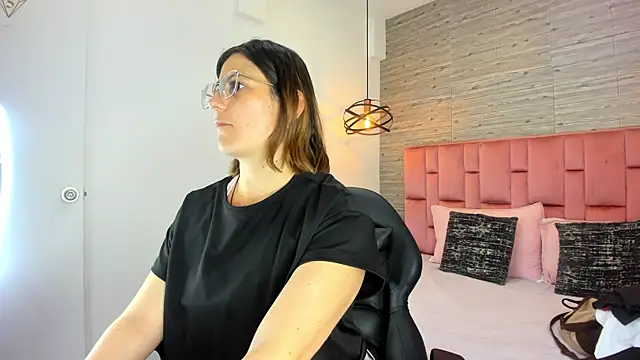 Snapshot of SarahDeyvis chatting on September 28, 2025, 2:35 pm SarahDeyvis online show from September 28, 2025, 2:35 pm