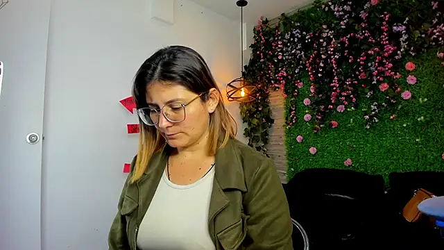 SarahDeyvis online show from November 3, 2025, 3:59 pm