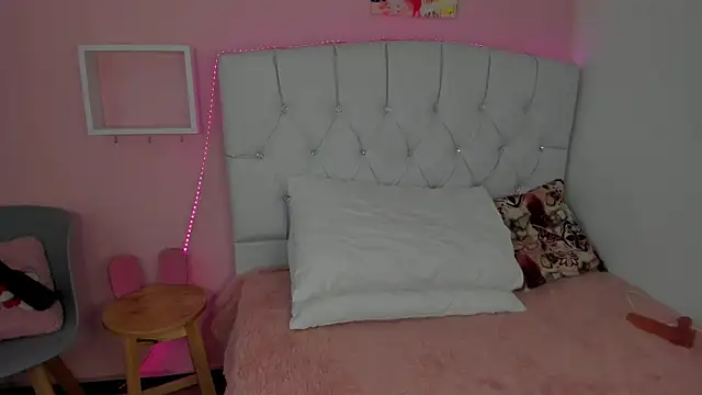 Snapshot of 18candys chatting on February 18, 2025, 10:14 pm 18candys online show from February 18, 2025, 10:14 pm