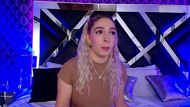 victoriaa lee  online show from October 9, 2025, 7:14 pm