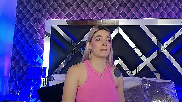 victoriaa lee  online show from December 3, 2025, 9:14 pm