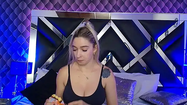 victoriaa lee  online show from November 5, 2025, 12:25 am