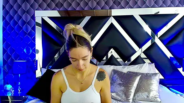 victoriaa lee  online show from March 17, 2025, 7:48 pm