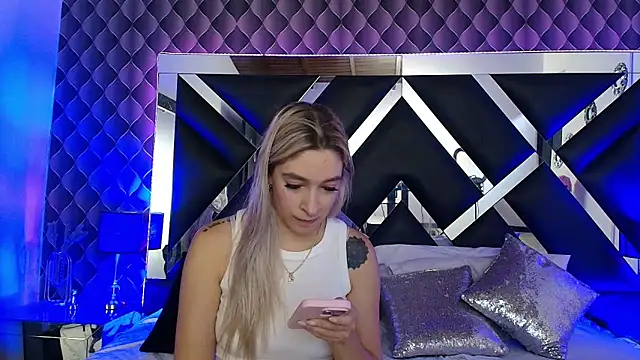 victoriaa lee  online show from November 19, 2025, 7:36 pm