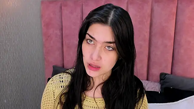 Alexa Thaylor  online show from November 12, 2025, 1:26 pm