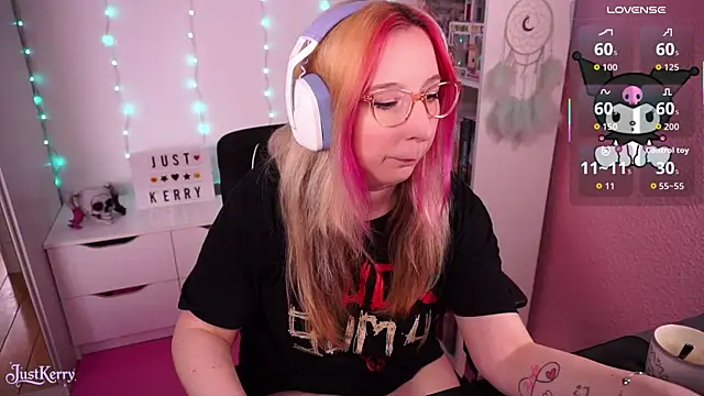 Snapshot of JustKerry chatting on November 7, 2025, 9:14 am JustKerry online show from November 7, 2025, 9:14 am