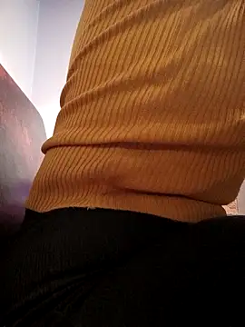 Snapshot of ROXOLANAA_SEXY chatting on December 1, 2025, 5:47 pm ROXOLANAA SEXY online show from December 1, 2025, 5:47 pm