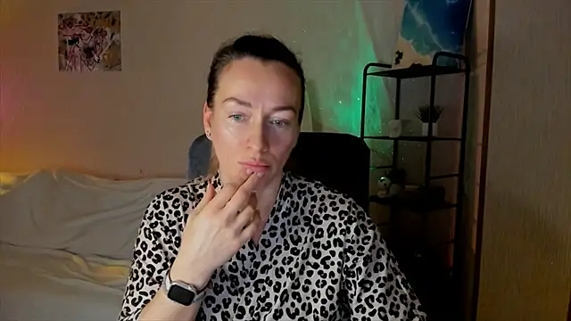 Snapshot of RebeccaMartinez chatting on November 28, 2025, 12:27 pm RebeccaMartinez online show from November 28, 2025, 12:27 pm