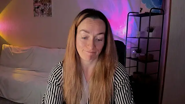 Snapshot of RebeccaMartinez chatting on December 14, 2025, 8:09 am RebeccaMartinez online show from December 14, 2025, 8:09 am