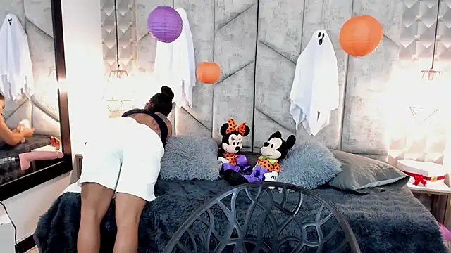 NiicolleMiller online show from October 20, 2025, 12:17 pm