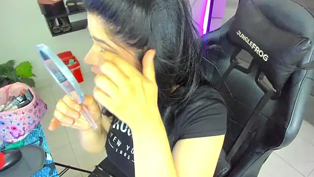 Snapshot of BellaFlaming chatting on November 26, 2025, 11:21 am BellaFlaming online show from November 26, 2025, 11:21 am