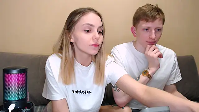 juliaanddima online show from April 3, 2026, 10:38 pm