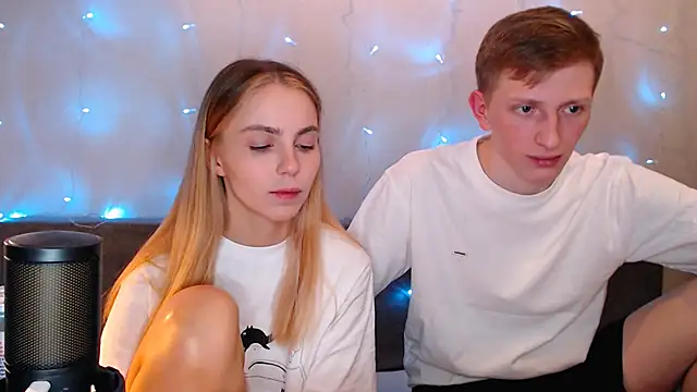 juliaanddima online show from October 4, 2025, 9:38 pm