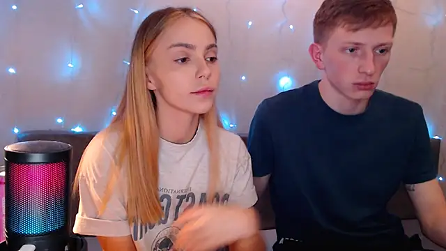 juliaanddima online show from September 22, 2025, 9:32 pm