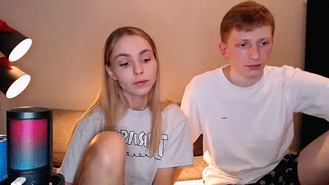 juliaanddima online show from November 25, 2025, 10:32 pm