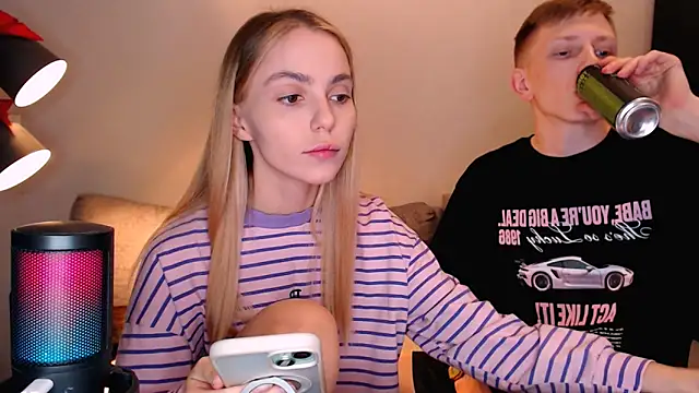 juliaanddima online show from October 26, 2025, 10:10 pm