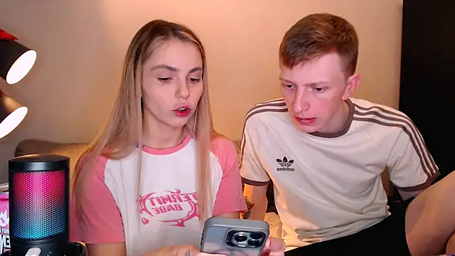 juliaanddima online show from November 7, 2025, 9:52 pm