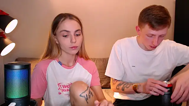 juliaanddima online show from November 16, 2025, 10:02 pm