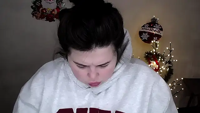 Snapshot of Emily_Mo chatting on December 16, 2025, 6:28 am Emily Mo online show from December 16, 2025, 6:28 am