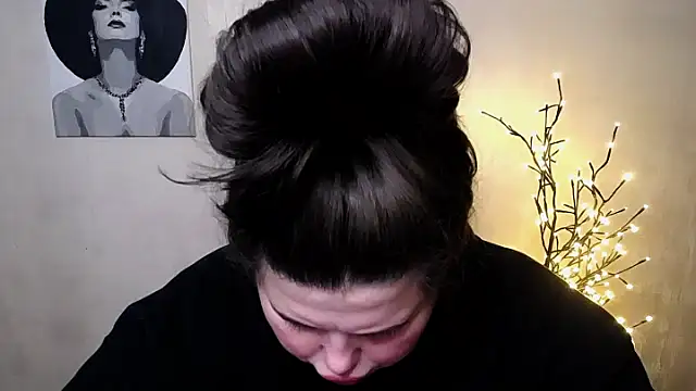 Emily Mo online show from October 3, 2025, 5:42 am