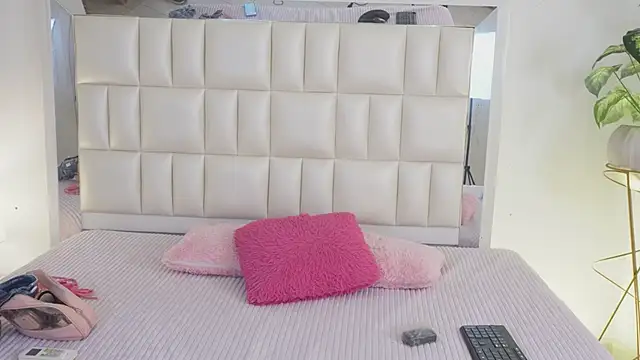 Anais aradia online show from February 11, 2025, 5:05 am