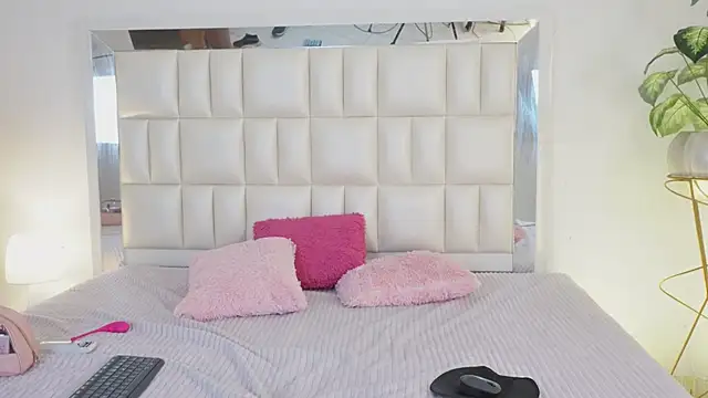 Anais aradia online show from March 4, 2025, 7:51 am