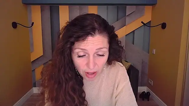 Snapshot of EllaLong chatting on June 3, 2026, 11:22 am EllaLong online show from June 3, 2026, 11:22 am