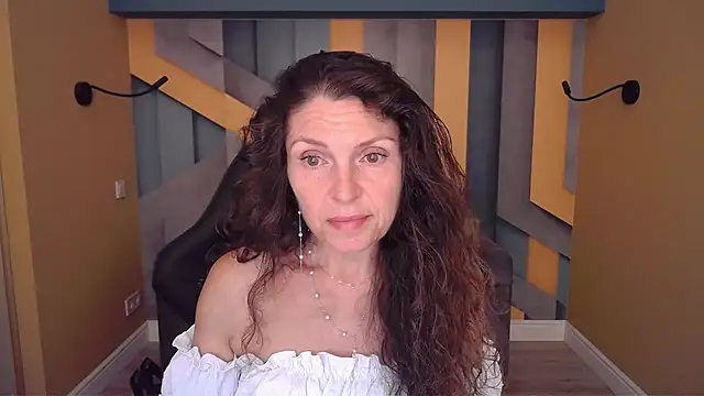 Snapshot of EllaLong chatting on July 18, 2026, 11:19 am EllaLong online show from July 18, 2026, 11:19 am