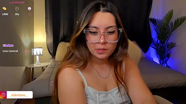 dakottaa  online show from December 2, 2025, 11:39 pm