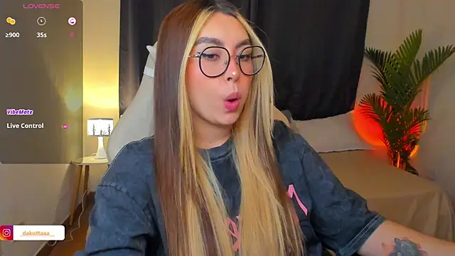 Snapshot of dakottaa_ chatting on July 8, 2026, 12:03 am dakottaa online show from July 8, 2026, 12:03 am