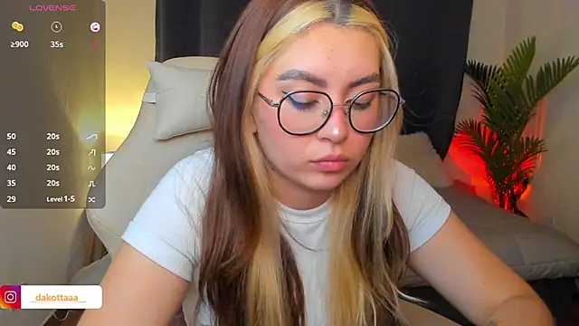 Snapshot of dakottaa_ chatting on May 20, 2026, 12:29 am dakottaa online show from May 20, 2026, 12:29 am