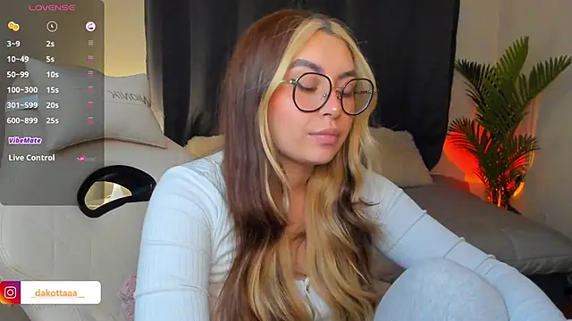 Snapshot of dakottaa_ chatting on May 15, 2026, 11:36 pm dakottaa online show from May 15, 2026, 11:36 pm