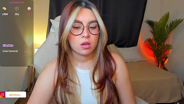Snapshot of dakottaa_ chatting on July 28, 2026, 12:40 am dakottaa online show from July 28, 2026, 12:40 am
