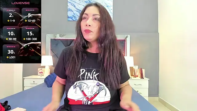 Lauralove 69 online show from November 5, 2025, 8:01 pm