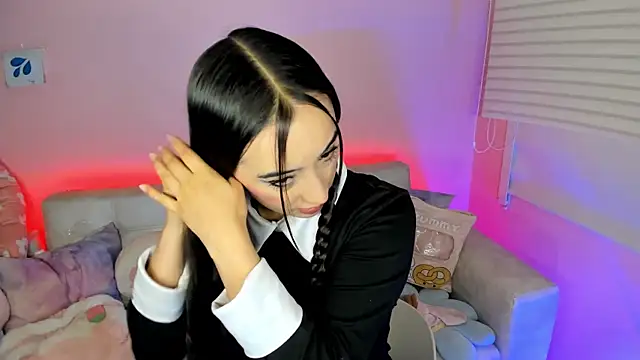 tinysara online show from March 27, 2026, 4:41 pm