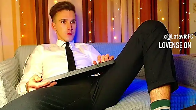 Snapshot of Midnighter_ chatting on December 16, 2025, 11:53 pm Midnighter online show from December 16, 2025, 11:53 pm