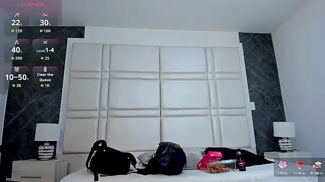 charlottewhitte online show from April 21, 2026, 10:55 am