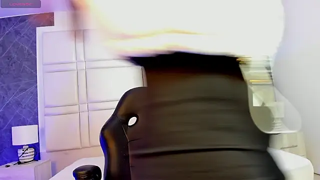 charlottewhitte online show from April 18, 2026, 11:56 am