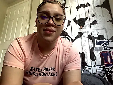 QueenNuttCollector online show from May 8, 2026, 4:33 pm
