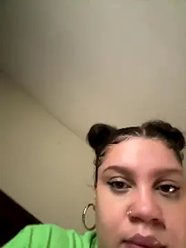 QueenNuttCollector online show from November 12, 2025, 3:27 pm